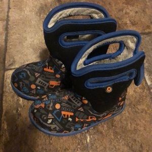 Toddler size 6 boys Bogs